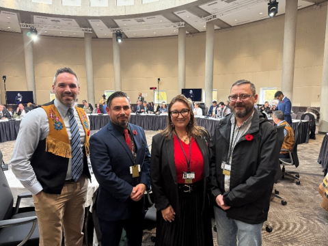 Des leaders du Yukon ont participé à la réunion des Premières Nations et des premiers ministres le 26 octobre 2026 à Ottawa. De gauche à droite : Currie Dixon, premier ministre du Yukon; Harlan Schilling, chef de la Première Nation de Liard; Math’ieya Alatini, grande chef du Conseil des Premières Nations du Yukon; et Darren Taylor, Hähkè (chef) de la Première Nation des Tr’ondëk Hwëch’in.