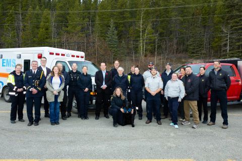 Dr Tim Black, directeur clinique national de Wounded Warriors Canada; Cory Bellmore, ministre des Services aux collectivités; Brad Cathers, ministre de la Santé et des Affaires sociales; Wendy Hafemeister, directrice de la Section de la gestion des feux de forêt; Greg Blackjack, directeur de l’Organisation des mesures d’urgence; et Devin Bailey, chef des Services médicaux d’urgence, aux côtés de membres des unités des Services d’urgence. L’annonce de l’expansion du partenariat entre le gouvernement