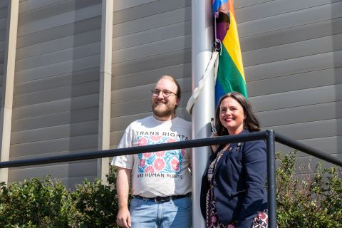 Niall Janssen, direction générale de la Queer Yukon Society, et Laura Lang, ministre responsable de la Direction de la condition féminine et de l’équité des genres, avant la cérémonie de lever du drapeau du 12 août 2026, à l’édifice Jim-Smith à Whitehorse.