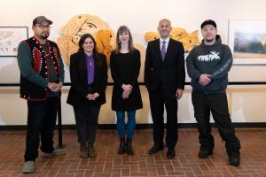 Les artistes Jared Kane et Rebecca Manias, la conservatrice d’art du gouvernement du Yukon Garnet Muething, le ministre du Tourisme et de la Culture Ranj Pillai et l’artiste Calvin Morberg posent devant la nouvelle exposition Orientation et désorientation